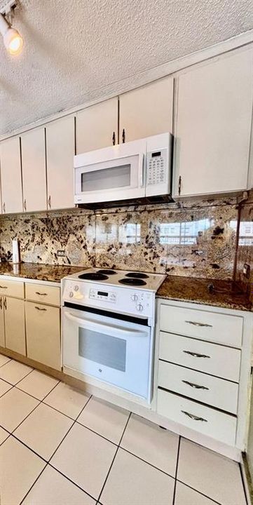 Activo con contrato: $249,000 (3 camas, 2 baños, 1335 Pies cuadrados)