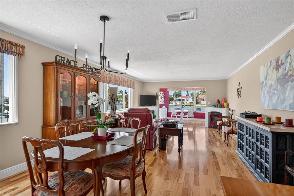 For Sale: $269,000 (2 beds, 2 baths, 1250 Square Feet)