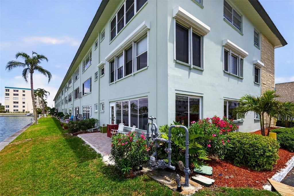 For Sale: $269,000 (2 beds, 2 baths, 1250 Square Feet)