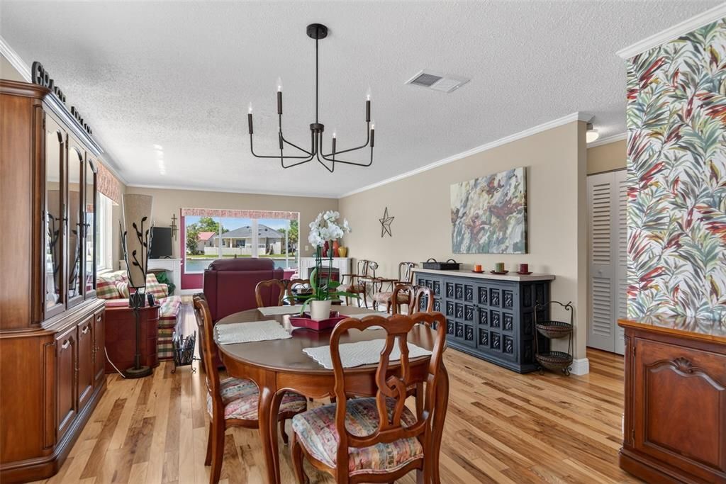 For Sale: $269,000 (2 beds, 2 baths, 1250 Square Feet)