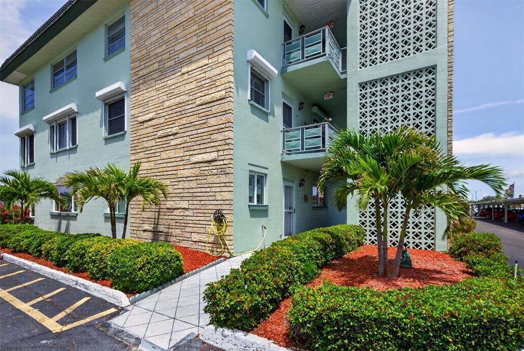 For Sale: $269,000 (2 beds, 2 baths, 1250 Square Feet)