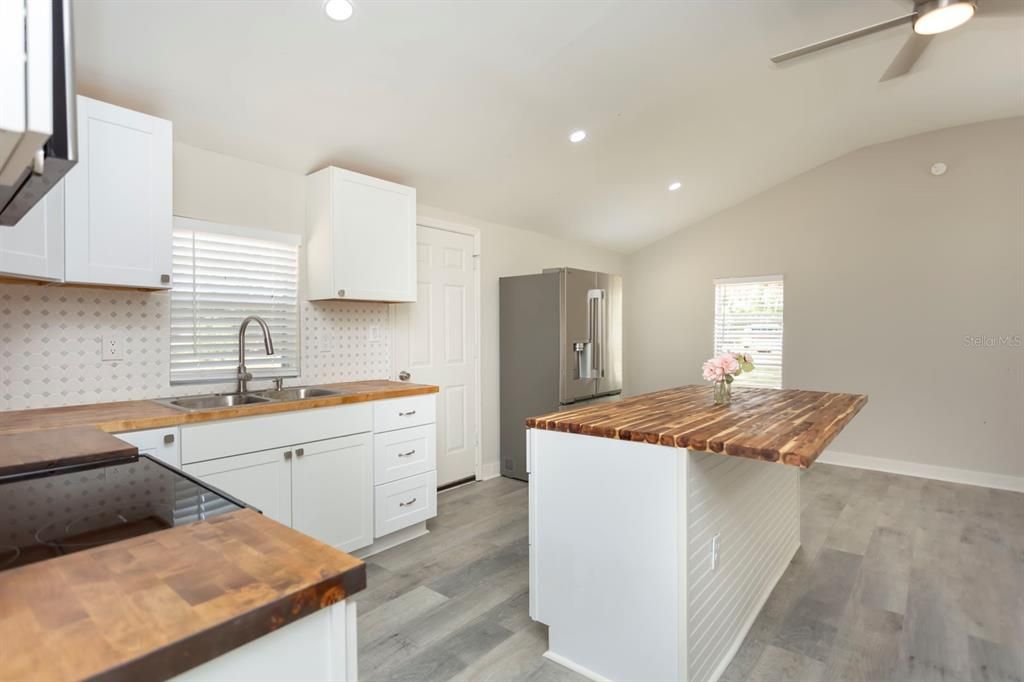 For Sale: $149,900 (2 beds, 2 baths, 816 Square Feet)