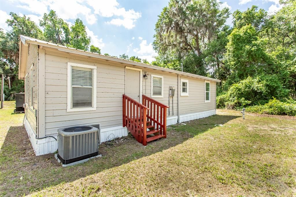 For Sale: $149,900 (2 beds, 2 baths, 816 Square Feet)