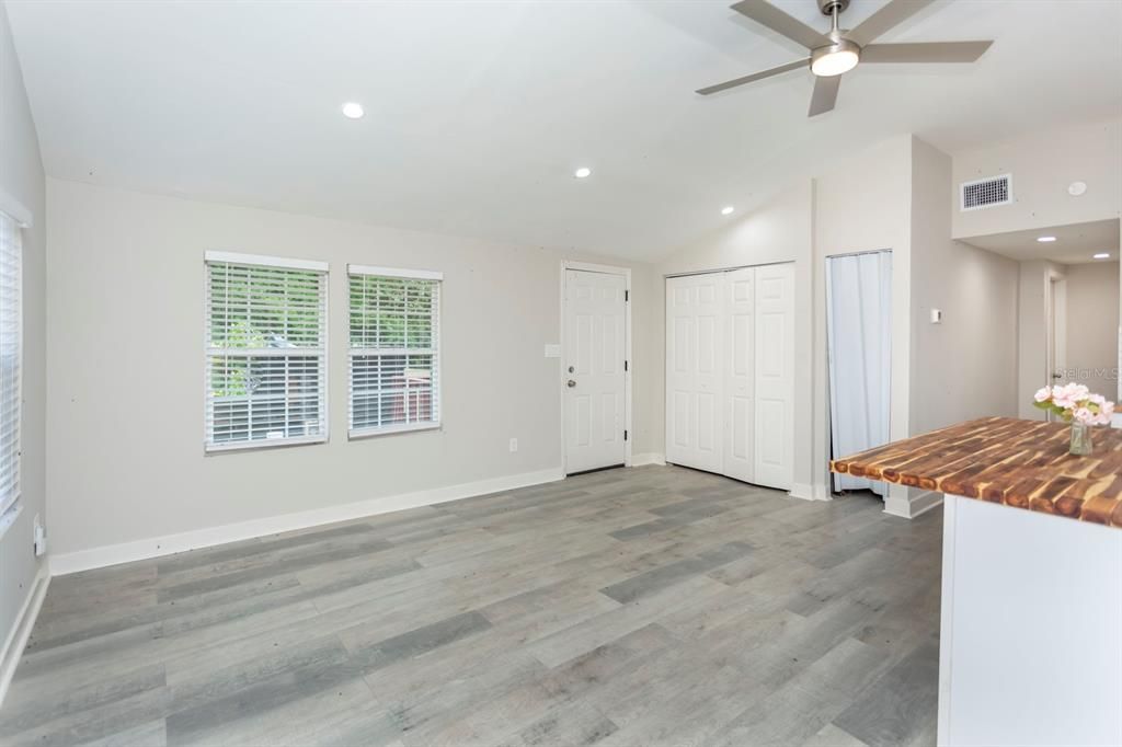 For Sale: $149,900 (2 beds, 2 baths, 816 Square Feet)