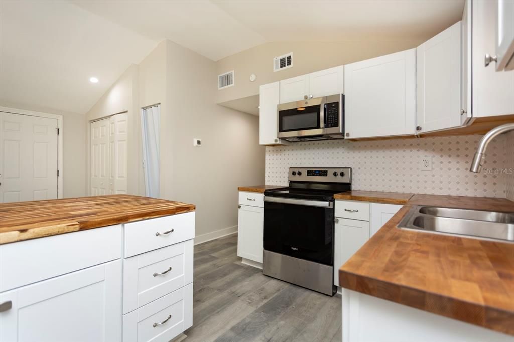 For Sale: $149,900 (2 beds, 2 baths, 816 Square Feet)