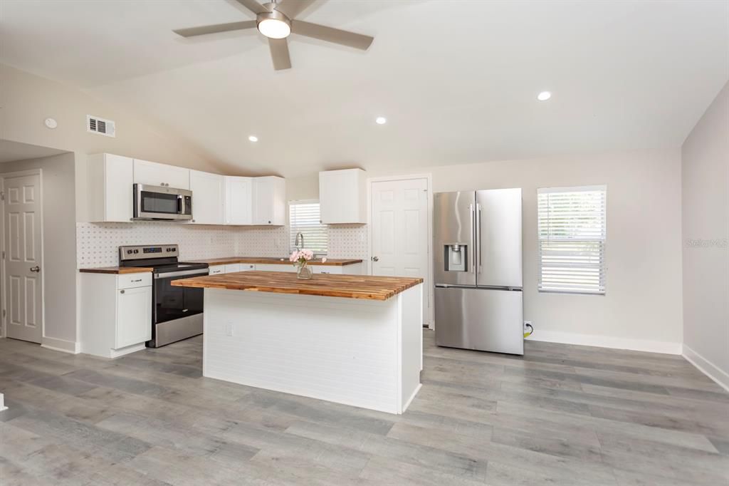 For Sale: $149,900 (2 beds, 2 baths, 816 Square Feet)