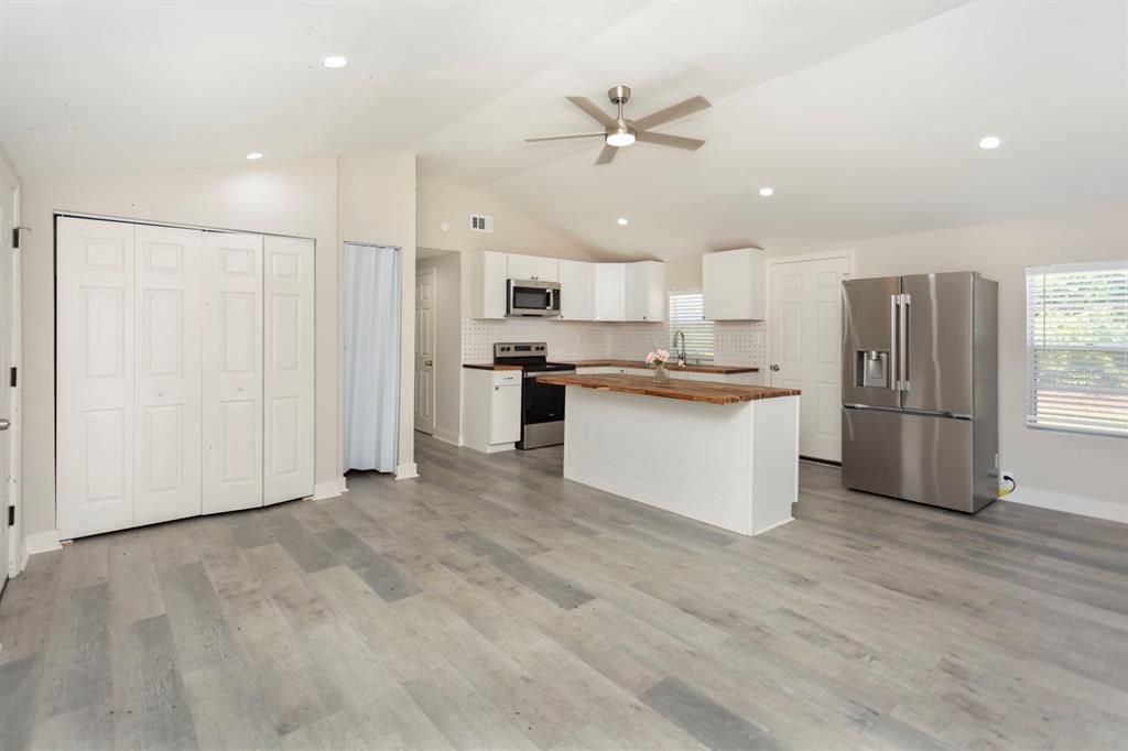 For Sale: $149,900 (2 beds, 2 baths, 816 Square Feet)
