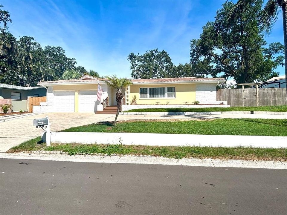 En Venta: $549,000 (4 camas, 3 baños, 1733 Pies cuadrados)