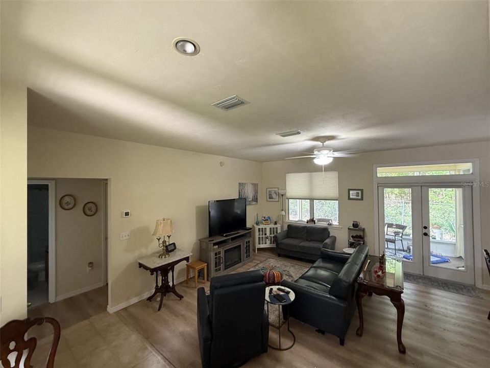 For Rent: $2,200 (3 beds, 2 baths, 1297 Square Feet)