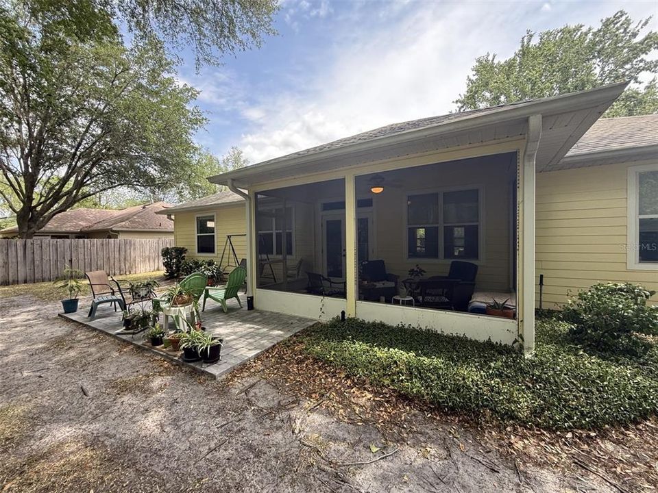For Rent: $2,200 (3 beds, 2 baths, 1297 Square Feet)