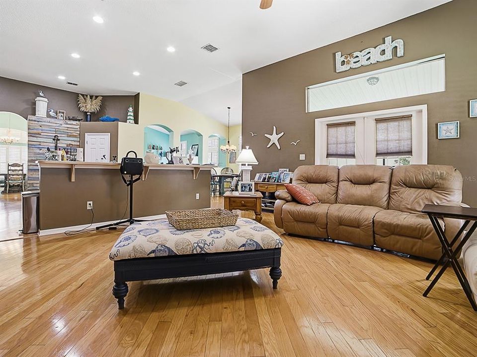 En Venta: $415,000 (3 camas, 2 baños, 2684 Pies cuadrados)