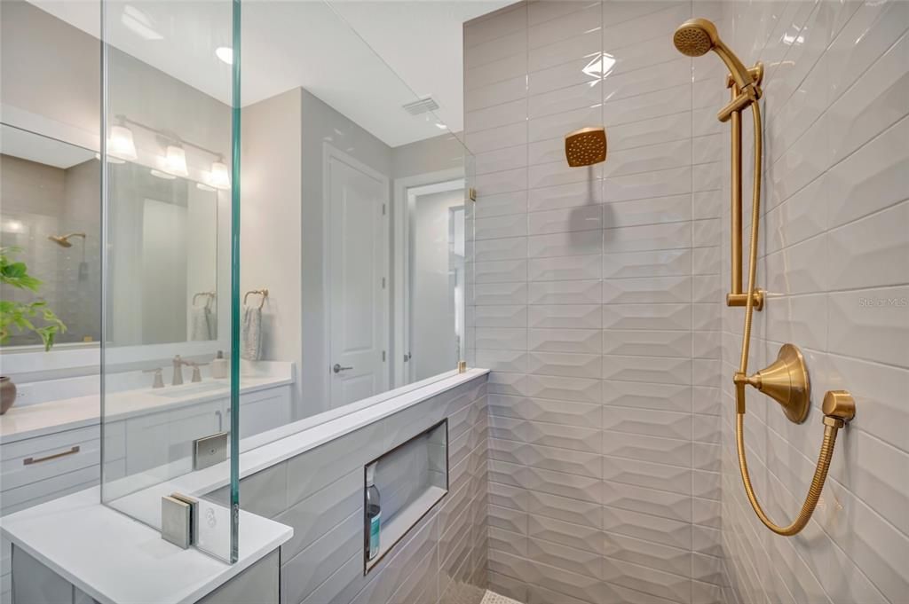 Activo con contrato: $1,325,000 (3 camas, 3 baños, 2257 Pies cuadrados)