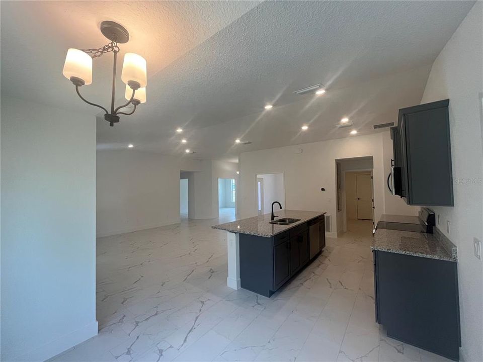 En Venta: $409,750 (4 camas, 2 baños, 2244 Pies cuadrados)