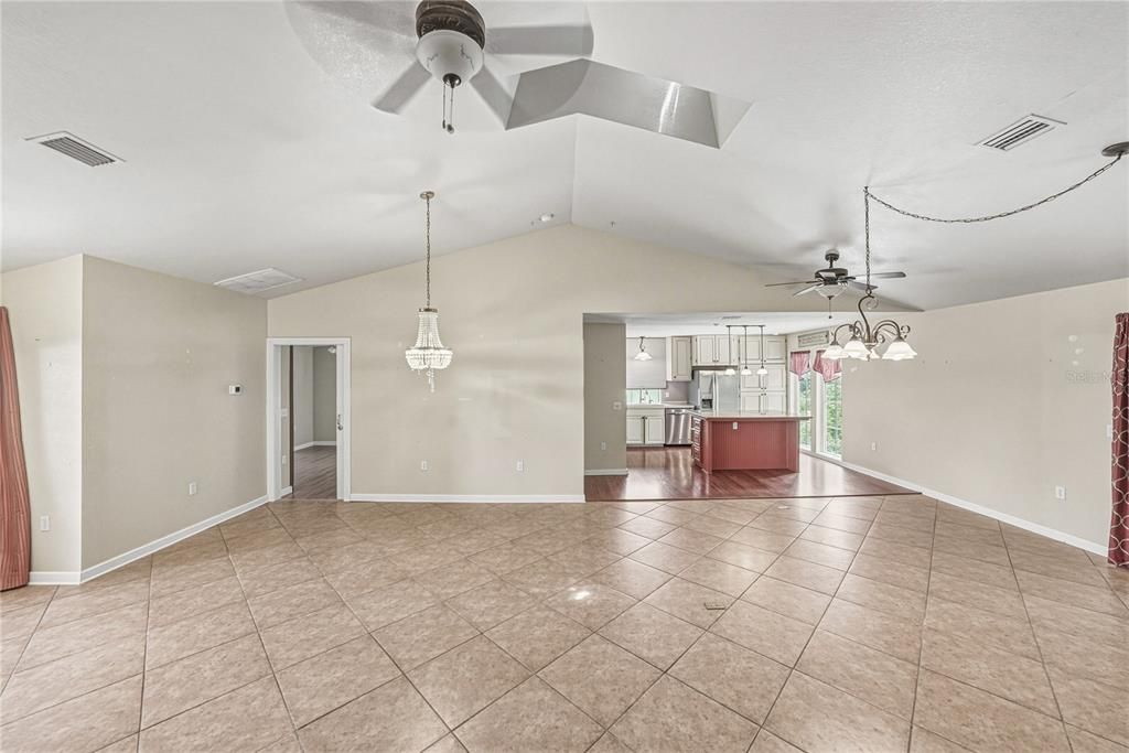 For Sale: $325,000 (3 beds, 2 baths, 1704 Square Feet)