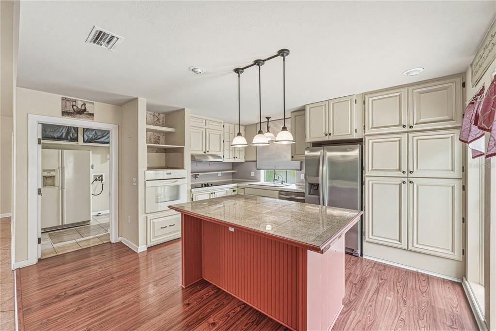 For Sale: $325,000 (3 beds, 2 baths, 1704 Square Feet)