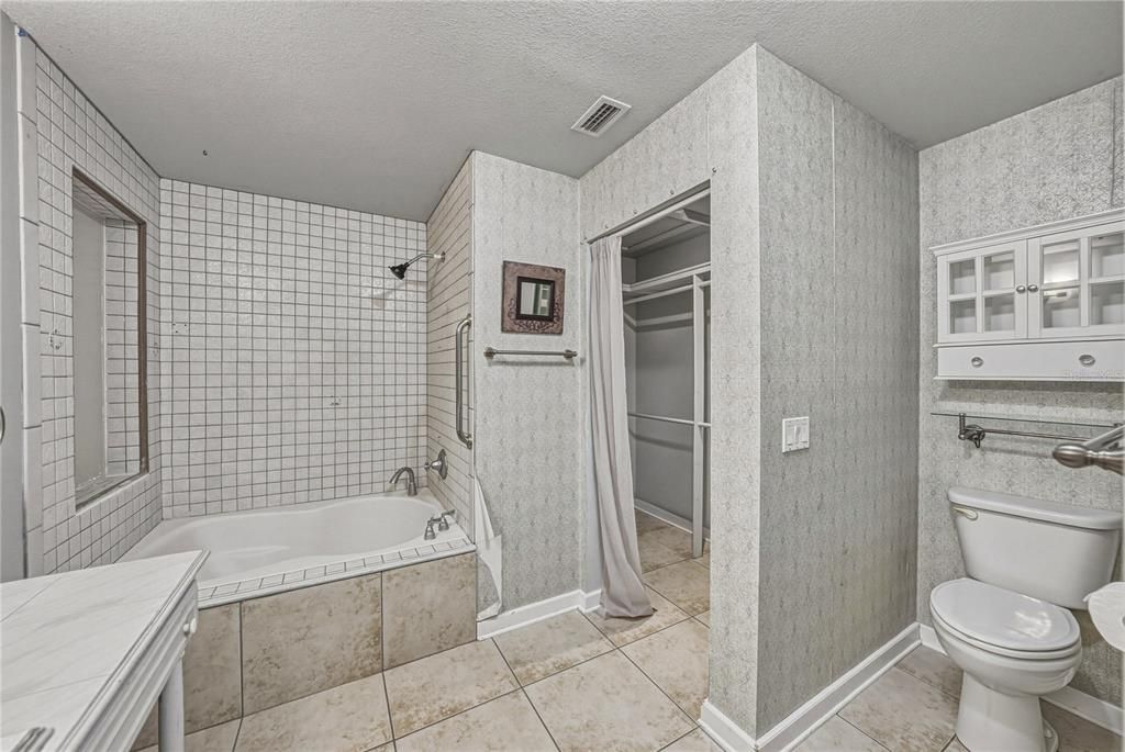 For Sale: $325,000 (3 beds, 2 baths, 1704 Square Feet)