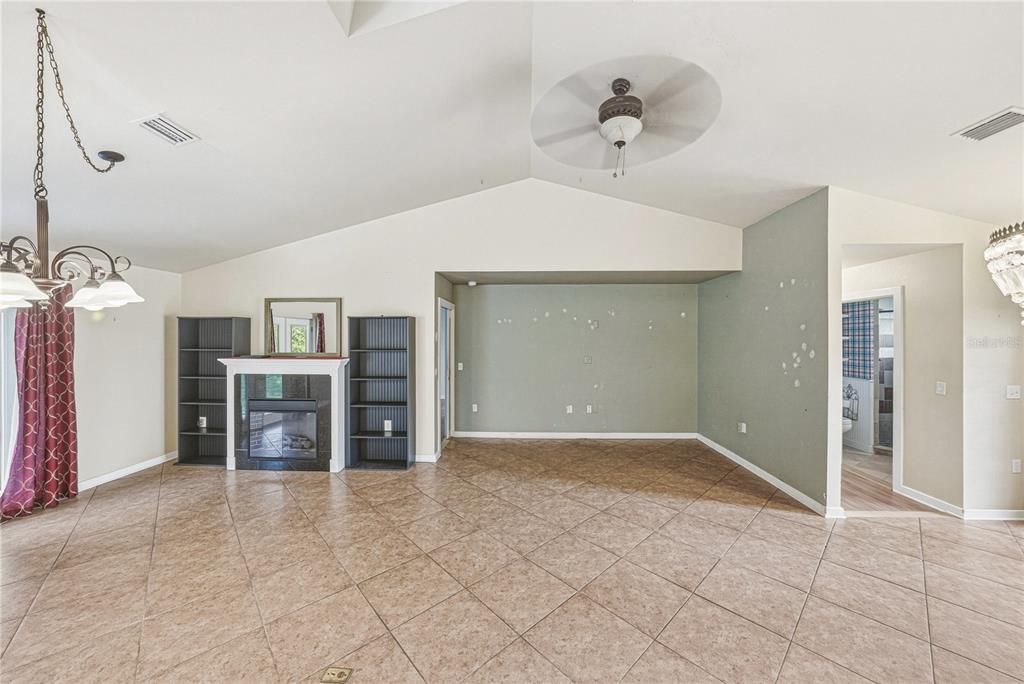 For Sale: $325,000 (3 beds, 2 baths, 1704 Square Feet)