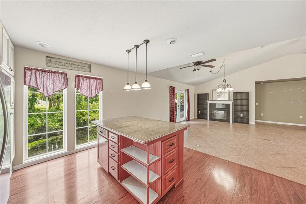 For Sale: $325,000 (3 beds, 2 baths, 1704 Square Feet)