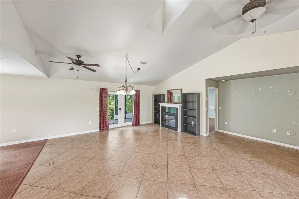 For Sale: $325,000 (3 beds, 2 baths, 1704 Square Feet)