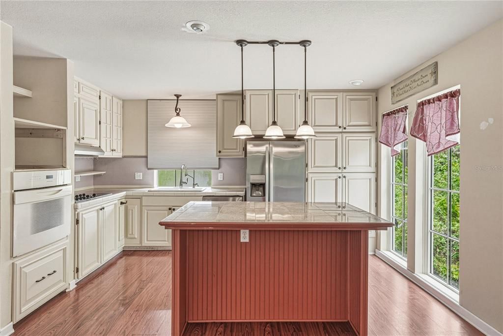 For Sale: $325,000 (3 beds, 2 baths, 1704 Square Feet)