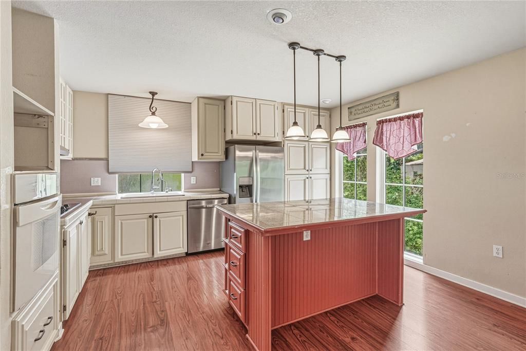For Sale: $325,000 (3 beds, 2 baths, 1704 Square Feet)