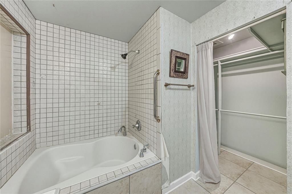 For Sale: $325,000 (3 beds, 2 baths, 1704 Square Feet)