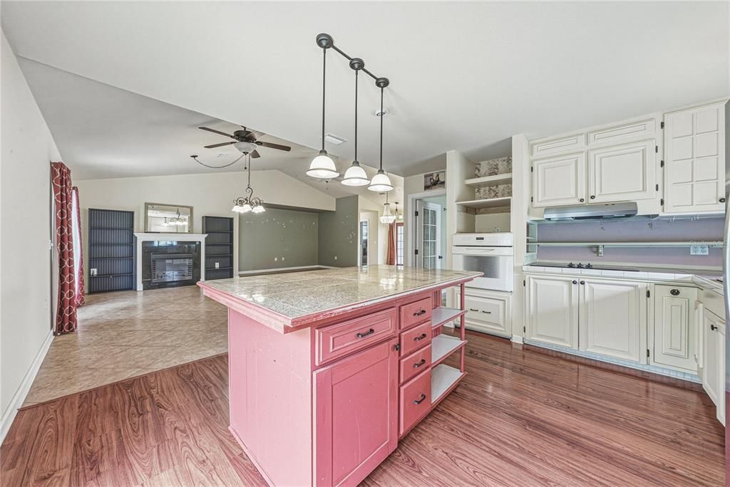 For Sale: $325,000 (3 beds, 2 baths, 1704 Square Feet)