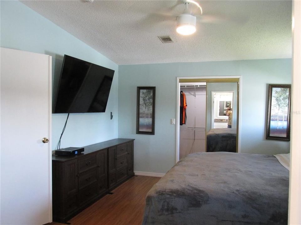 Active With Contract: $199,900 (2 beds, 2 baths, 1316 Square Feet)