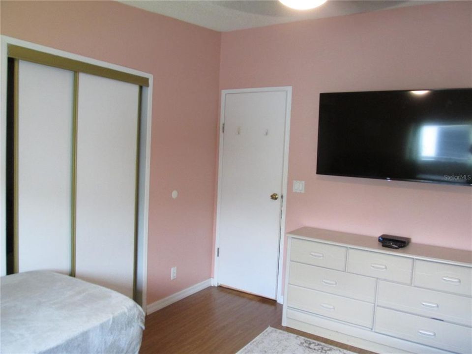 Active With Contract: $199,900 (2 beds, 2 baths, 1316 Square Feet)