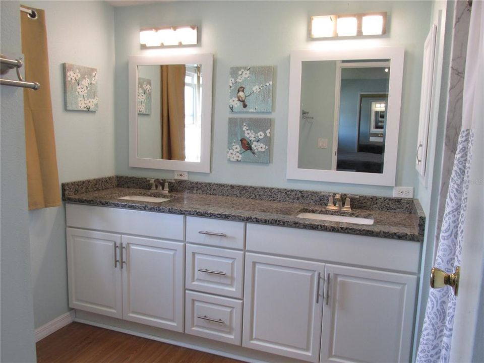 Active With Contract: $199,900 (2 beds, 2 baths, 1316 Square Feet)