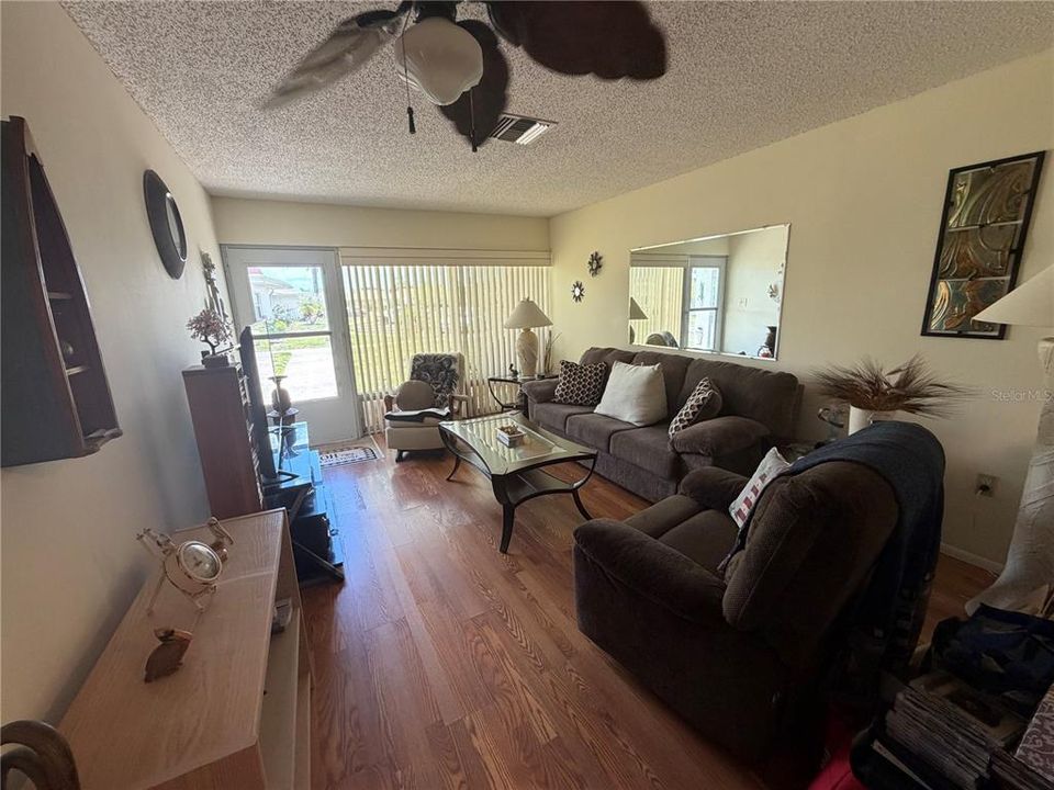 For Sale: $143,000 (2 beds, 1 baths, 825 Square Feet)