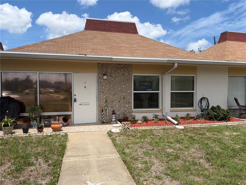 For Sale: $143,000 (2 beds, 1 baths, 825 Square Feet)