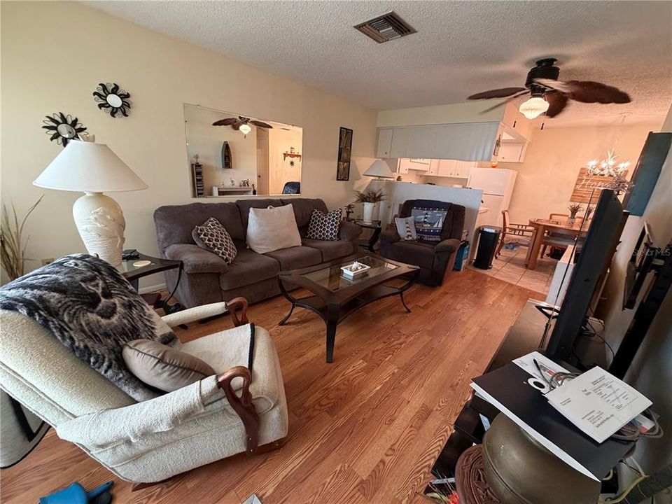 For Sale: $143,000 (2 beds, 1 baths, 825 Square Feet)