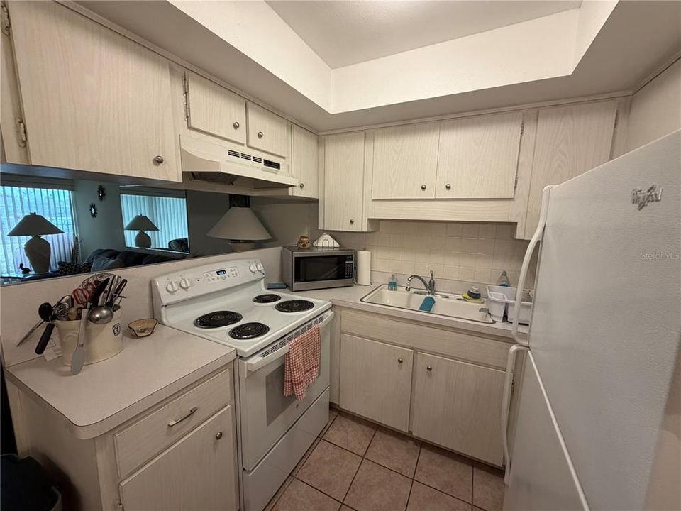 For Sale: $143,000 (2 beds, 1 baths, 825 Square Feet)