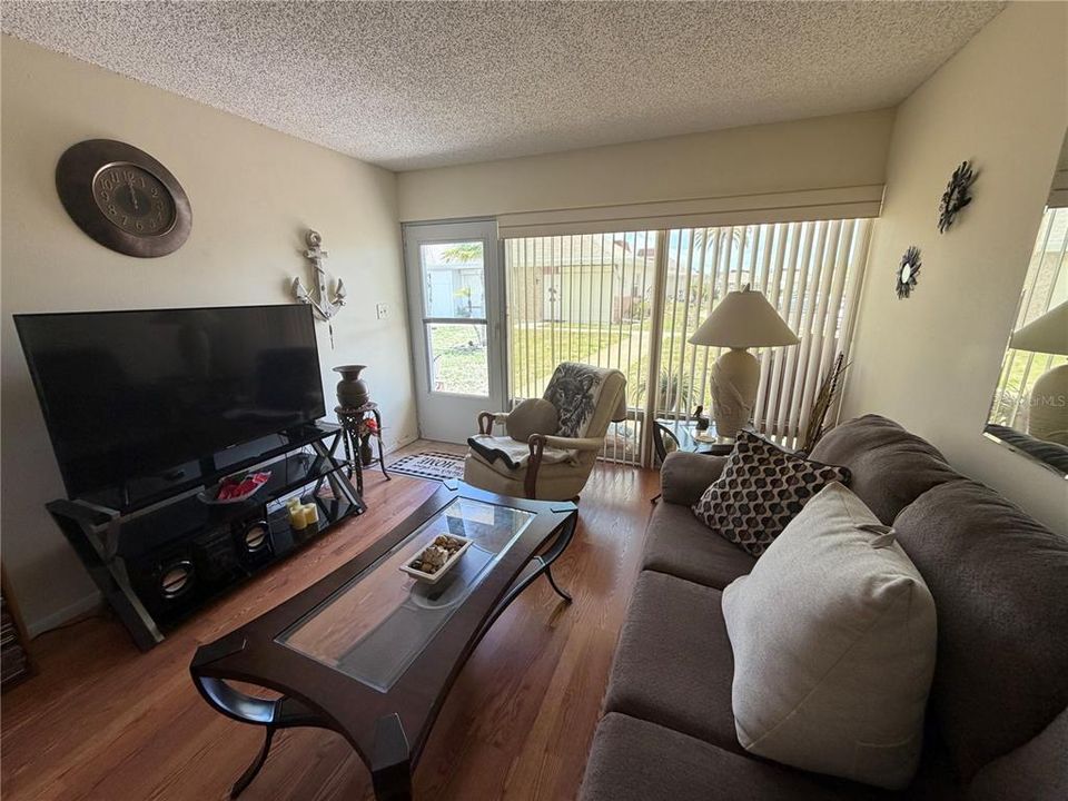 For Sale: $143,000 (2 beds, 1 baths, 825 Square Feet)
