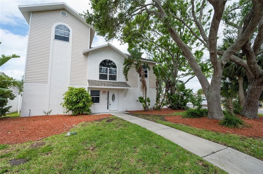 For Rent: $4,950 (6 beds, 2 baths, 3262 Square Feet)