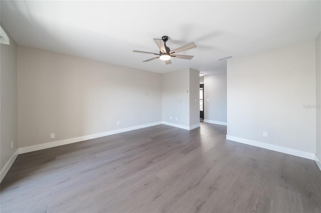 For Sale: $179,900 (1 beds, 1 baths, 740 Square Feet)