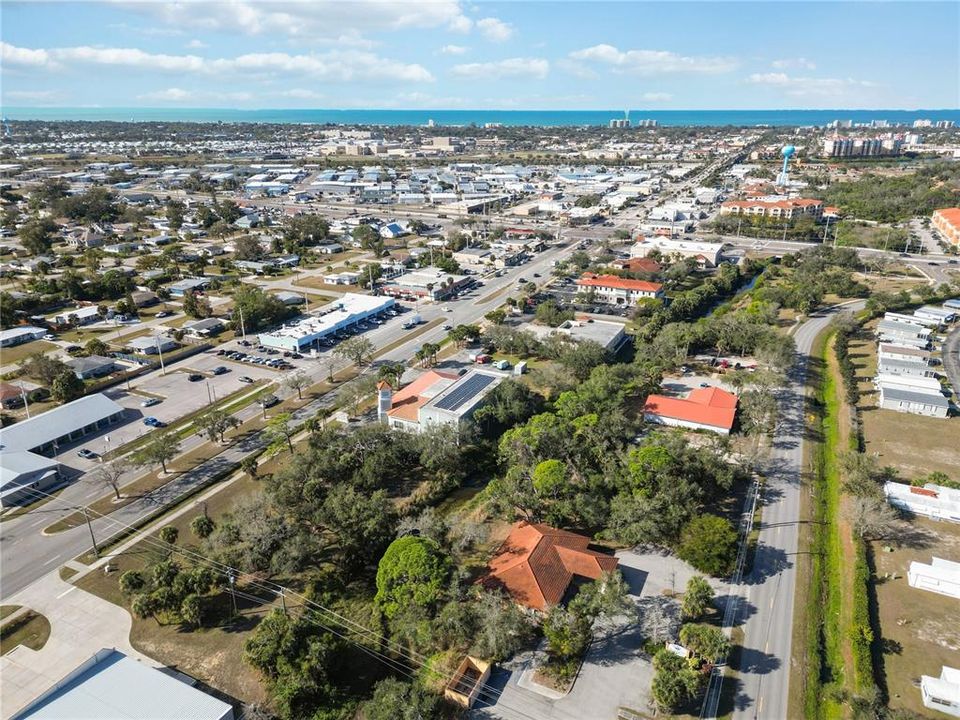 На продажу: $789,000 (0.89 acres)
