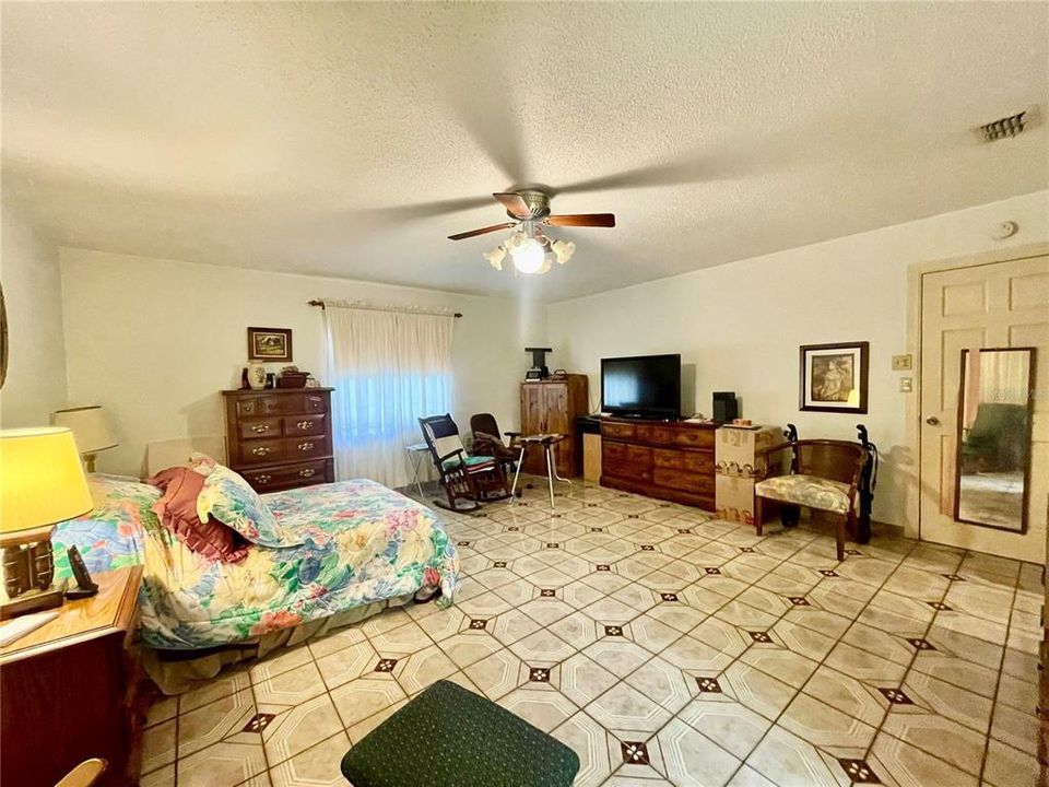 Activo con contrato: $389,900 (2 camas, 2 baños, 1884 Pies cuadrados)