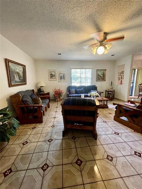 Activo con contrato: $389,900 (2 camas, 2 baños, 1884 Pies cuadrados)