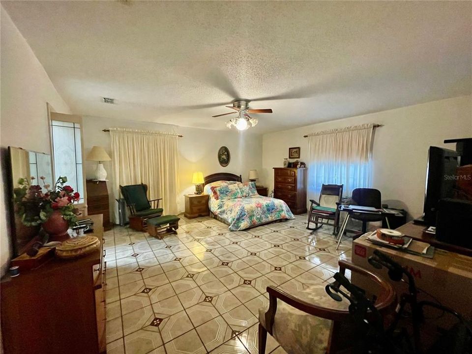 Activo con contrato: $389,900 (2 camas, 2 baños, 1884 Pies cuadrados)