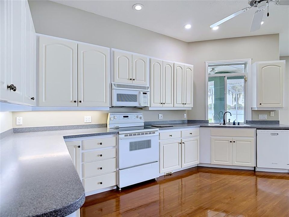 For Sale: $740,000 (4 beds, 3 baths, 3065 Square Feet)