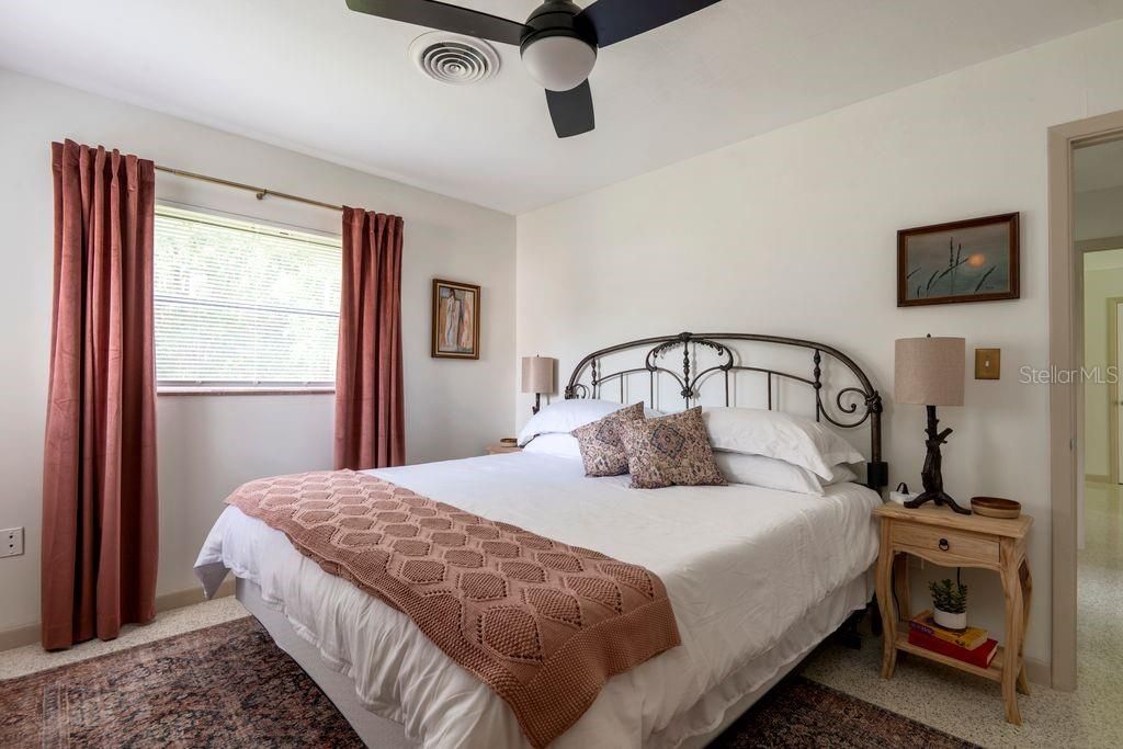 Active With Contract: $199,900 (3 beds, 1 baths, 1036 Square Feet)