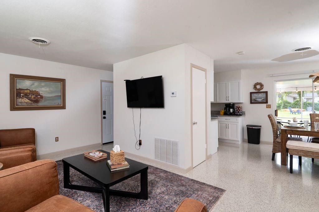 Active With Contract: $199,900 (3 beds, 1 baths, 1036 Square Feet)