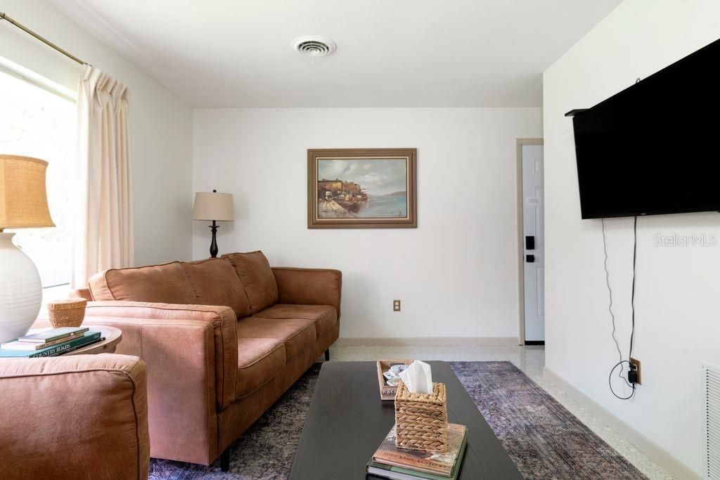 Active With Contract: $199,900 (3 beds, 1 baths, 1036 Square Feet)