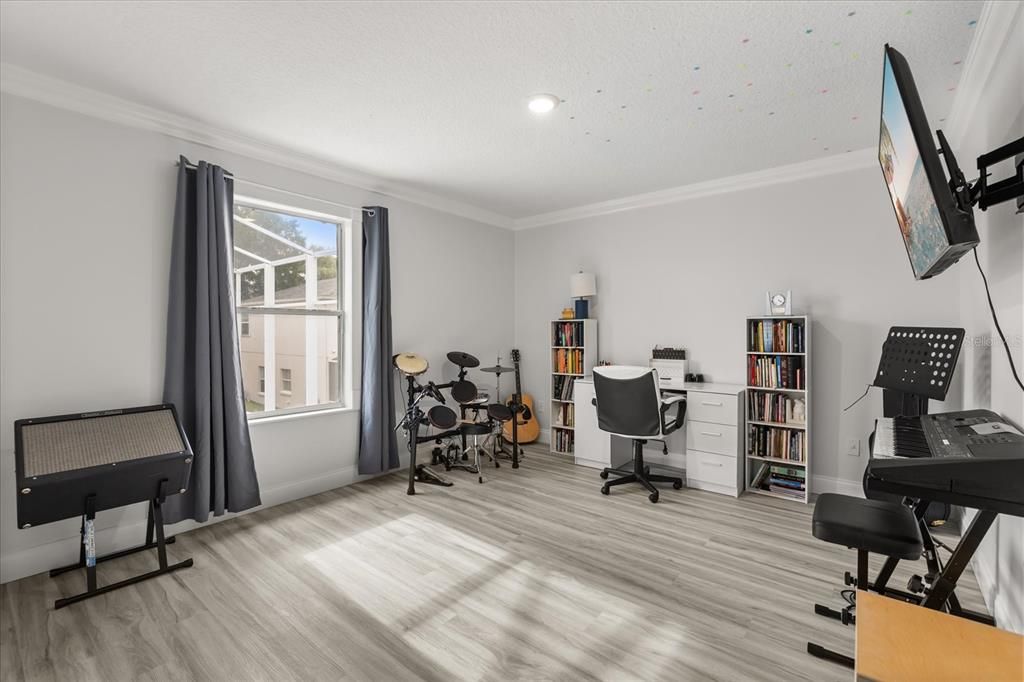For Sale: $749,900 (6 beds, 4 baths, 3916 Square Feet)