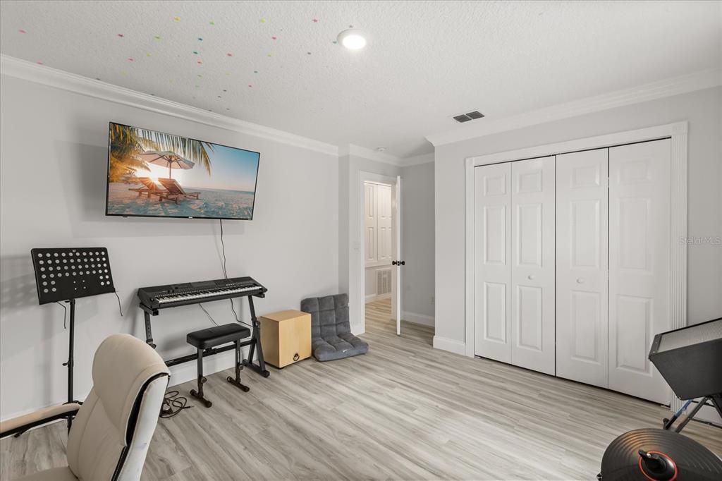 For Sale: $749,900 (6 beds, 4 baths, 3916 Square Feet)