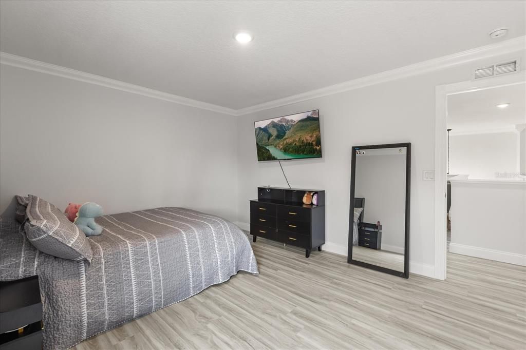 For Sale: $749,900 (6 beds, 4 baths, 3916 Square Feet)