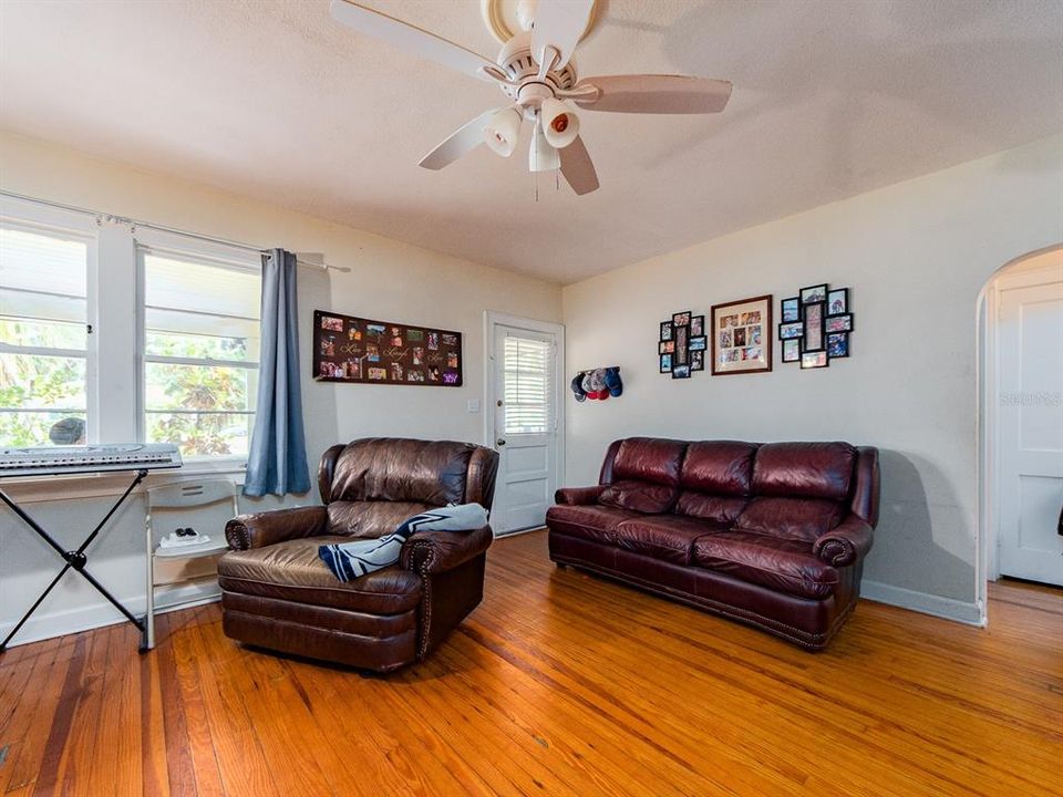 Activo con contrato: $369,900 (2 camas, 1 baños, 1030 Pies cuadrados)