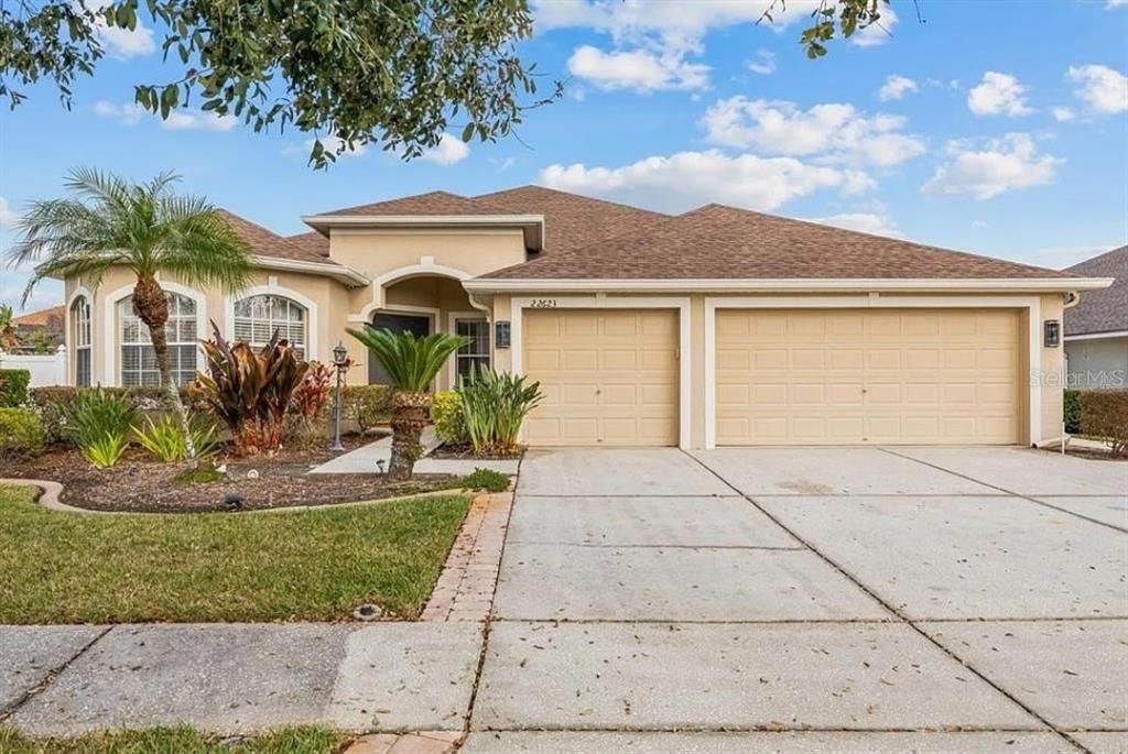 Activo con contrato: $595,000 (4 camas, 3 baños, 3078 Pies cuadrados)